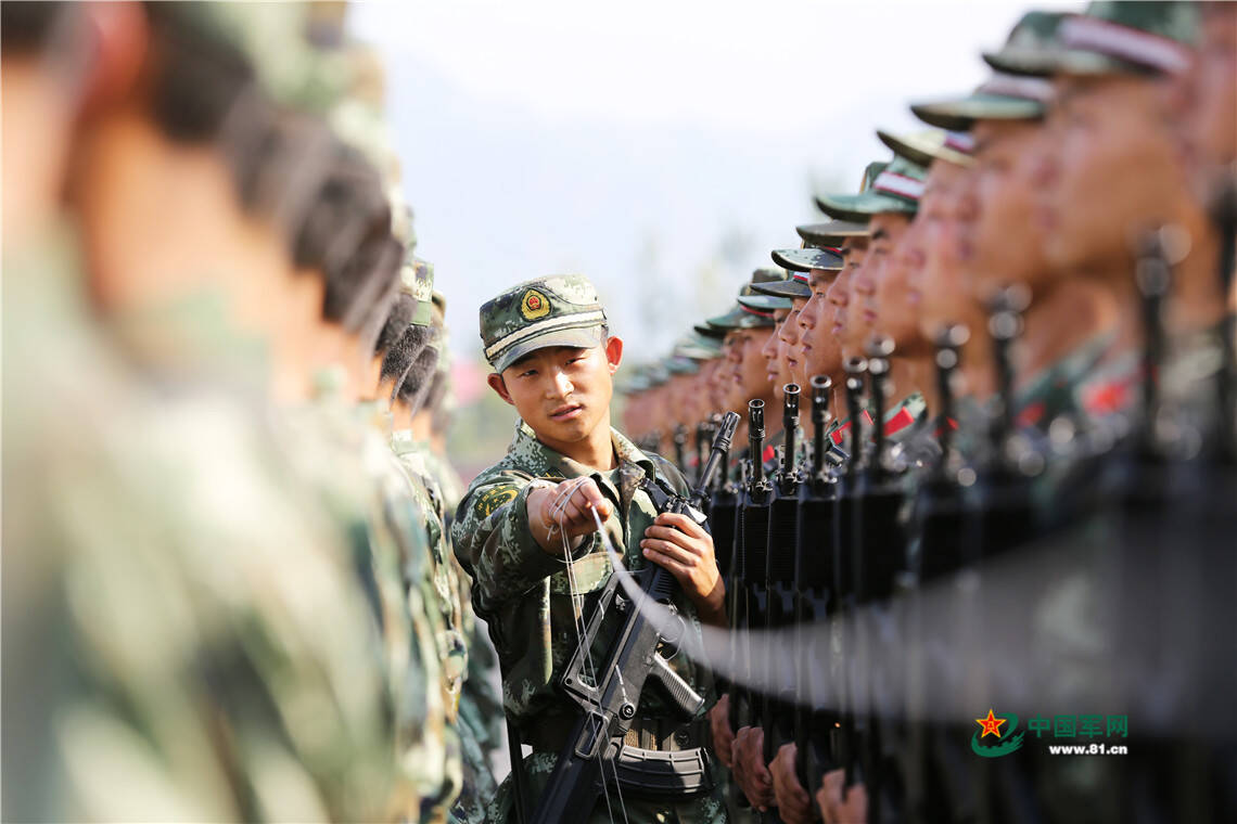 武警部队强军图集:用品格铸就优良作风