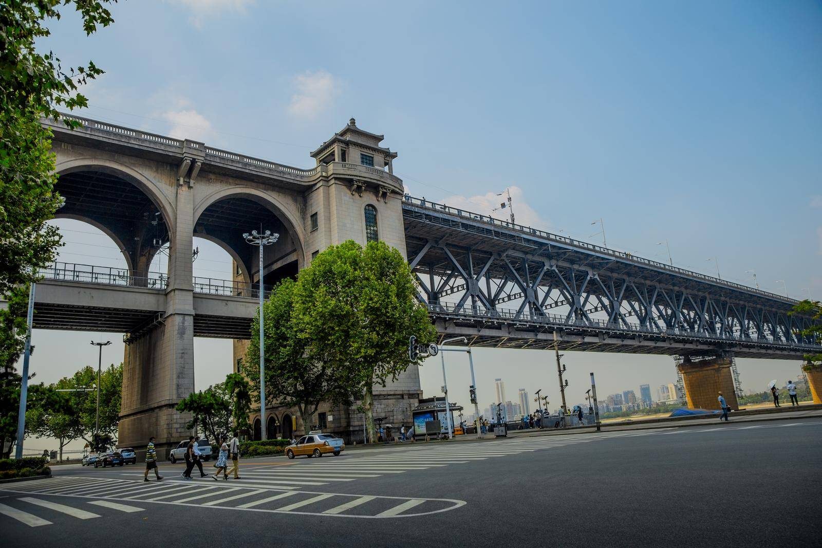 60岁的万里长江第一桥 每天通车10万辆