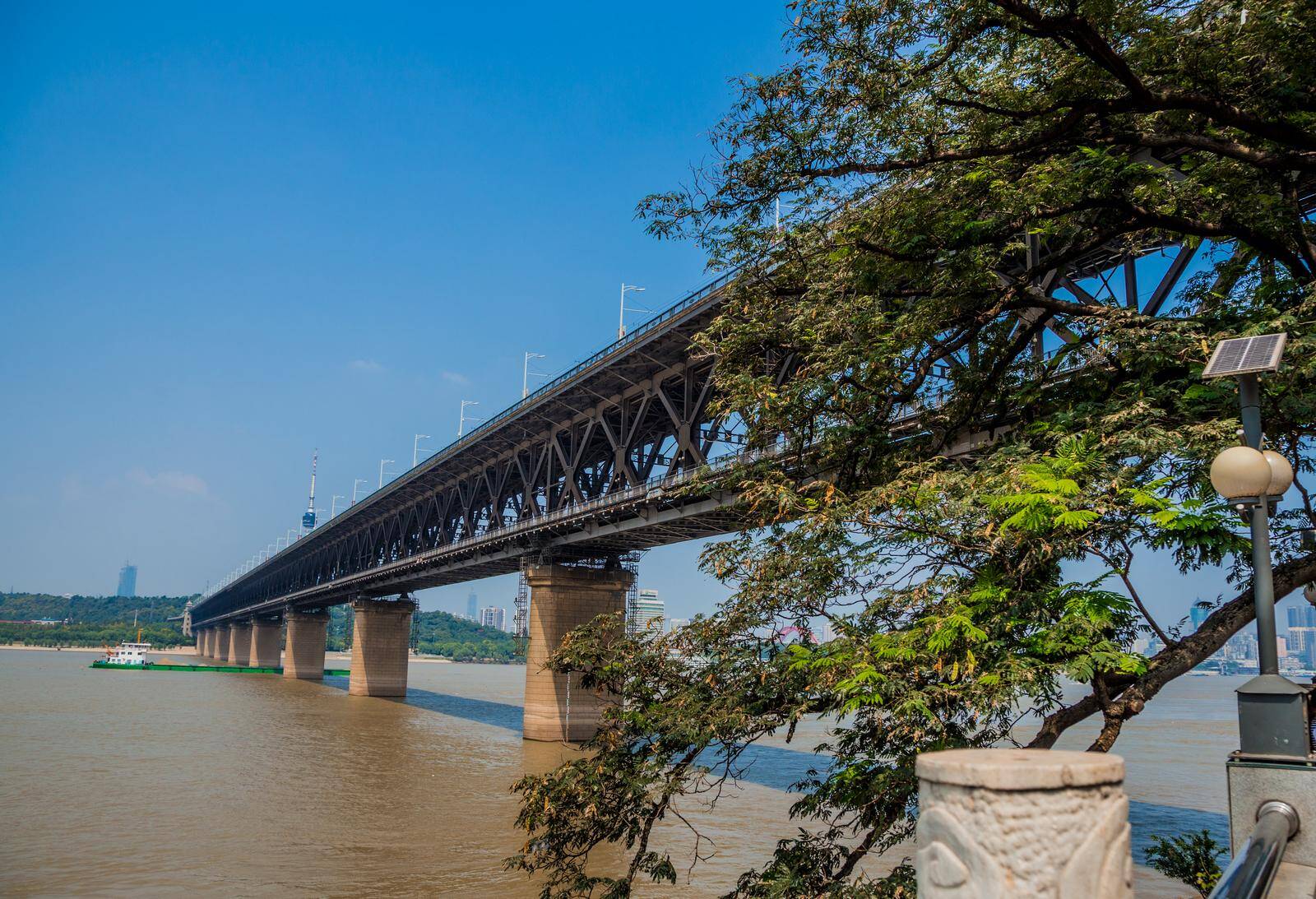 60岁的万里长江第一桥 每天通车10万辆