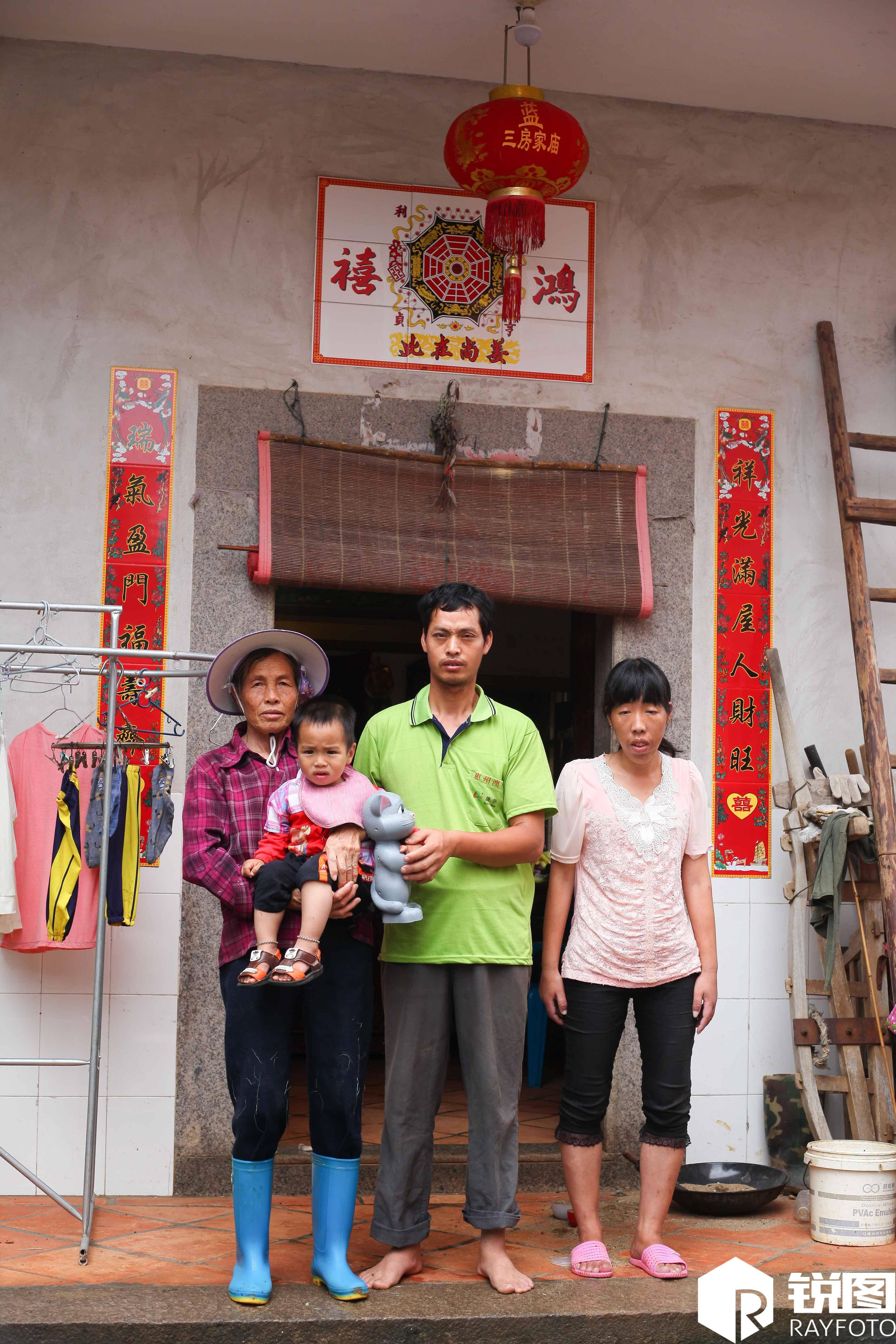 她靠在村里的农村合作社种冰糖玉玉米,养活一家四口人