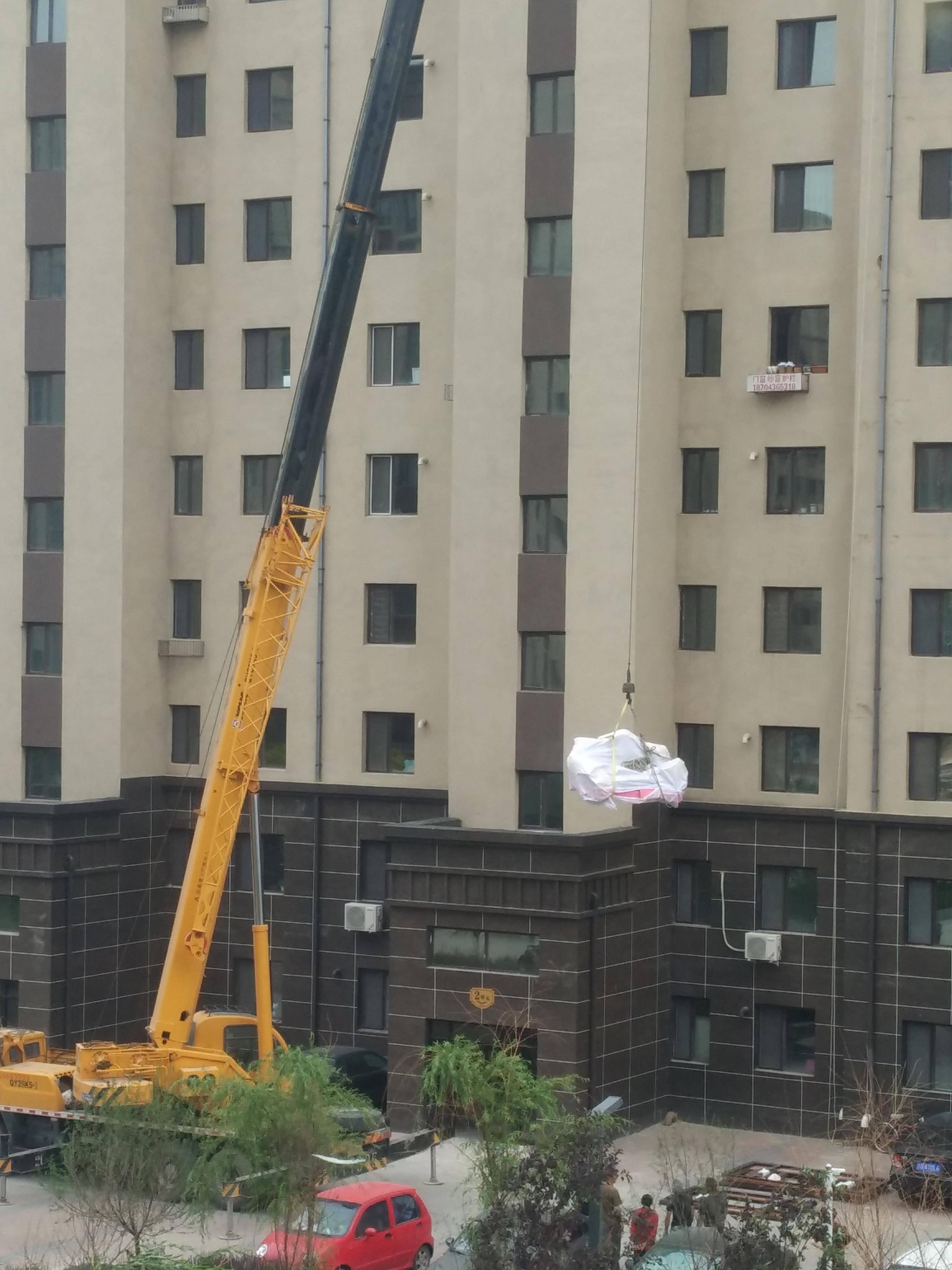 土豪购大沙发 花千元雇吊车吊上11楼窗口