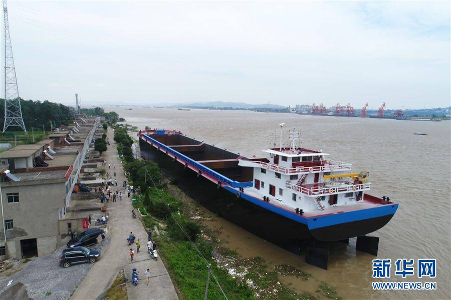 江西九江:五千吨货轮搁浅长江堤岸边