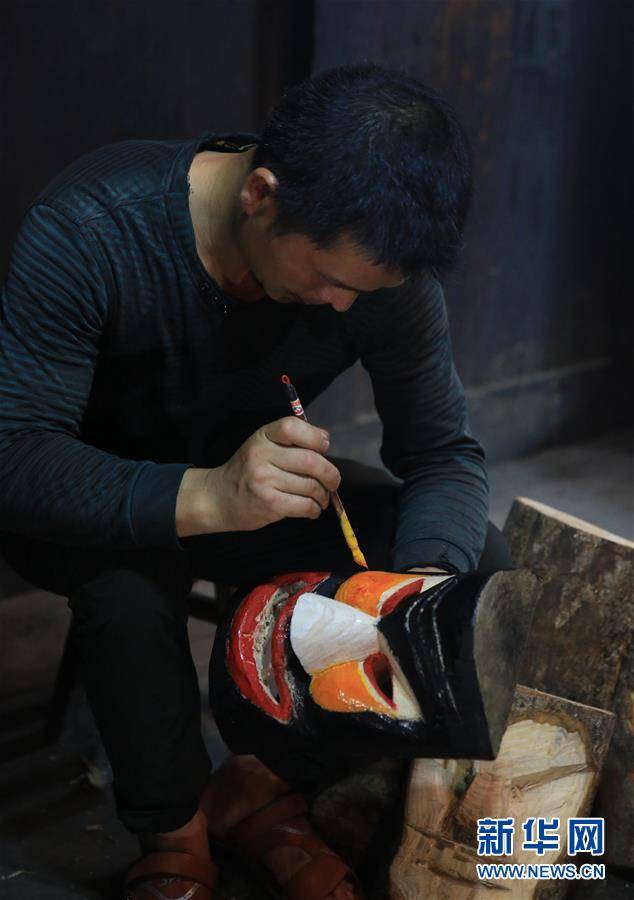 走近"芒篙"面具制作师