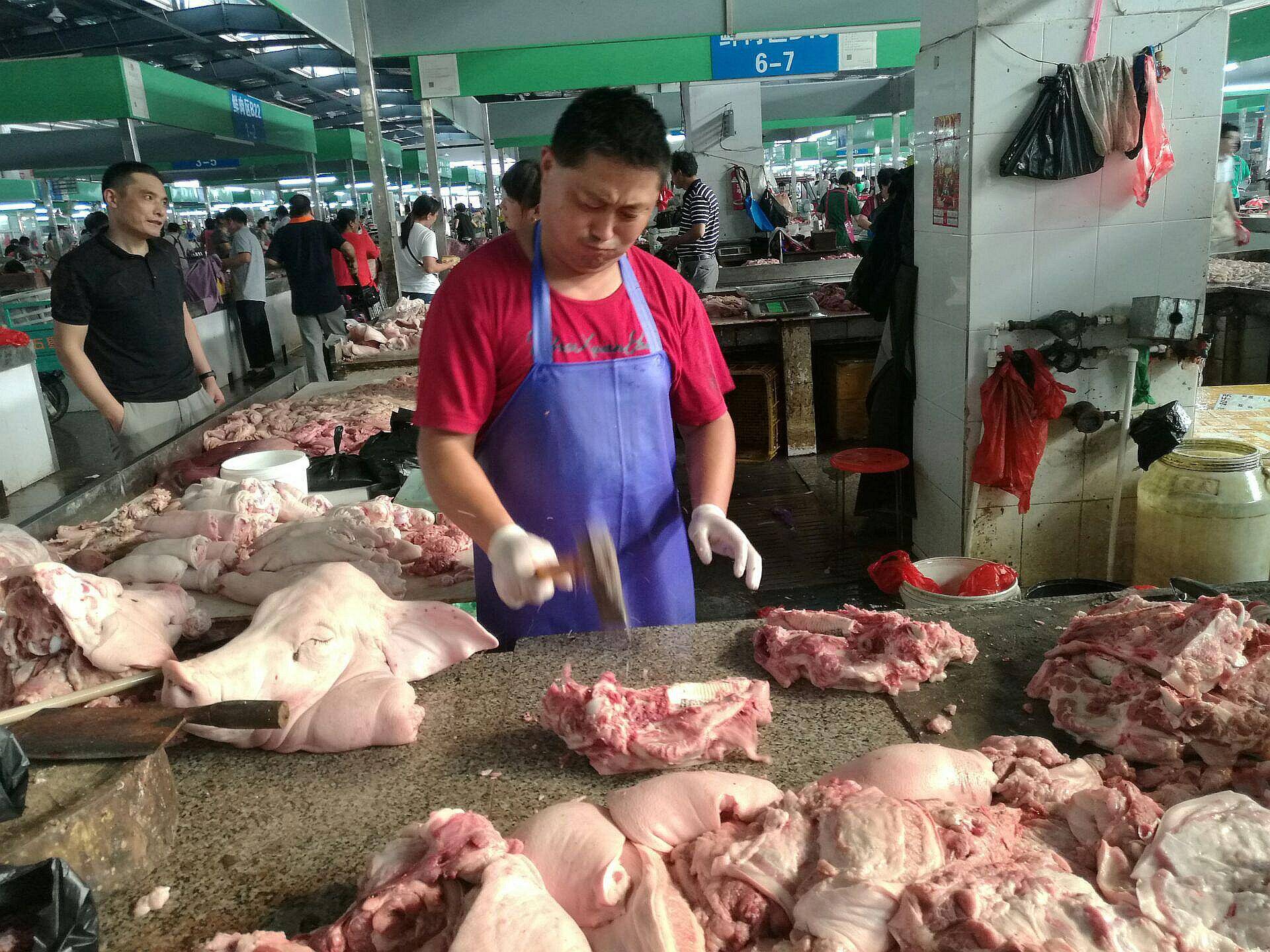 1/6 8月20日,小编在副食品市场闲逛,与猪肉摊主朱老板闲聊,他说,以前