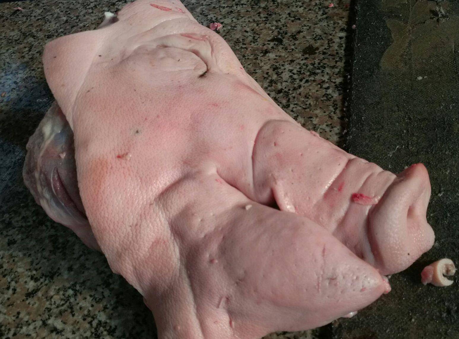 朱老板脑瓜一转猪头劈开了卖 原来一天卖两只现在十只猪头不够卖