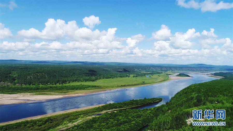 河(左)與北源石勒喀河在洛古河村附近交匯,形成黑龍江干流(8月1日攝)