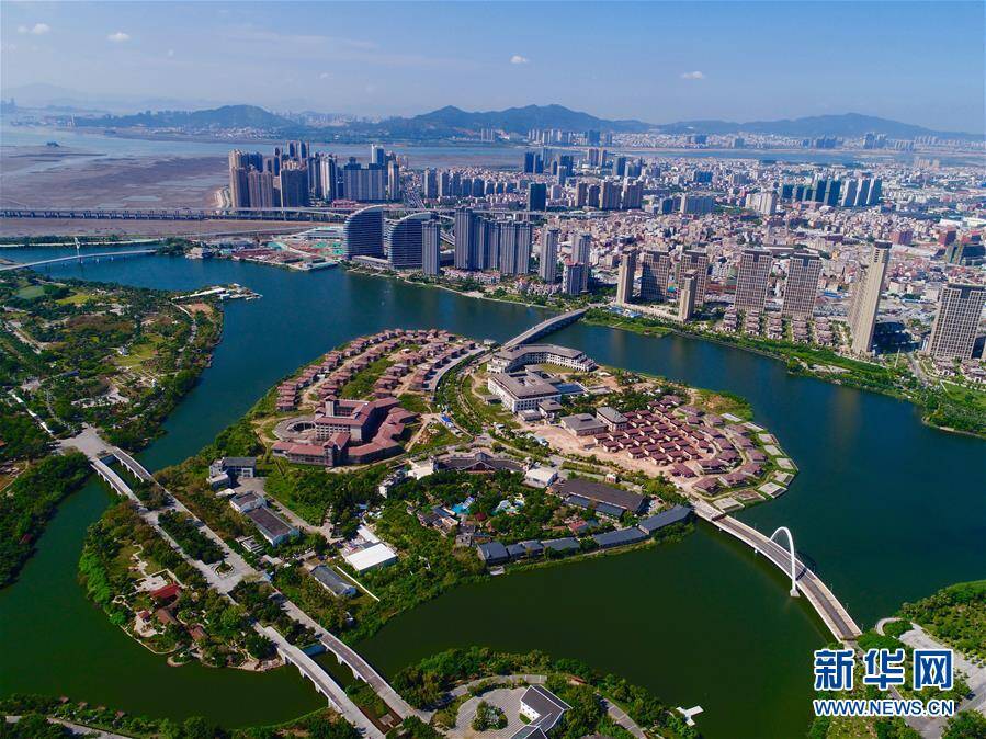 1/21   这是鸟瞰厦门鼓浪屿和厦门岛(8月24日摄).