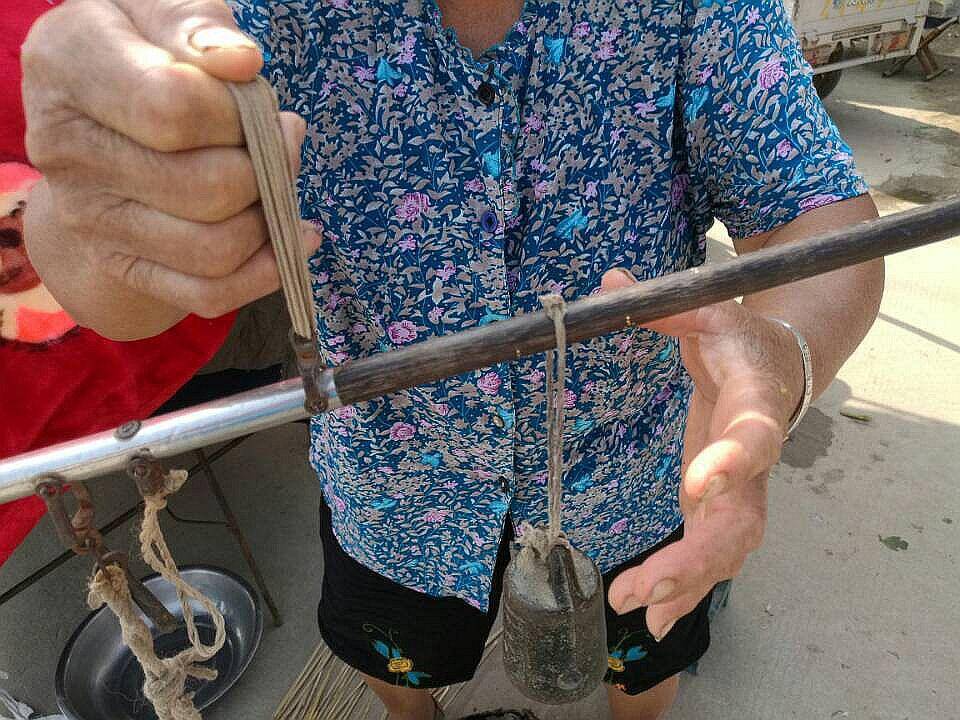 孙大妈称秤把秤杆翘的老高 她说再添一个萝卜她就亏了