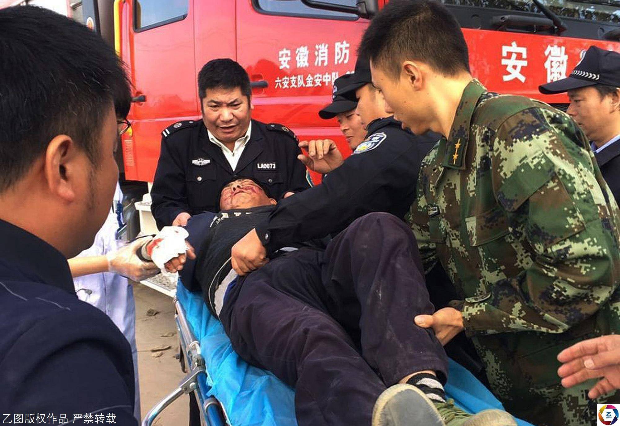 为救人 警察用铁棍支撑侧翻水泥罐车