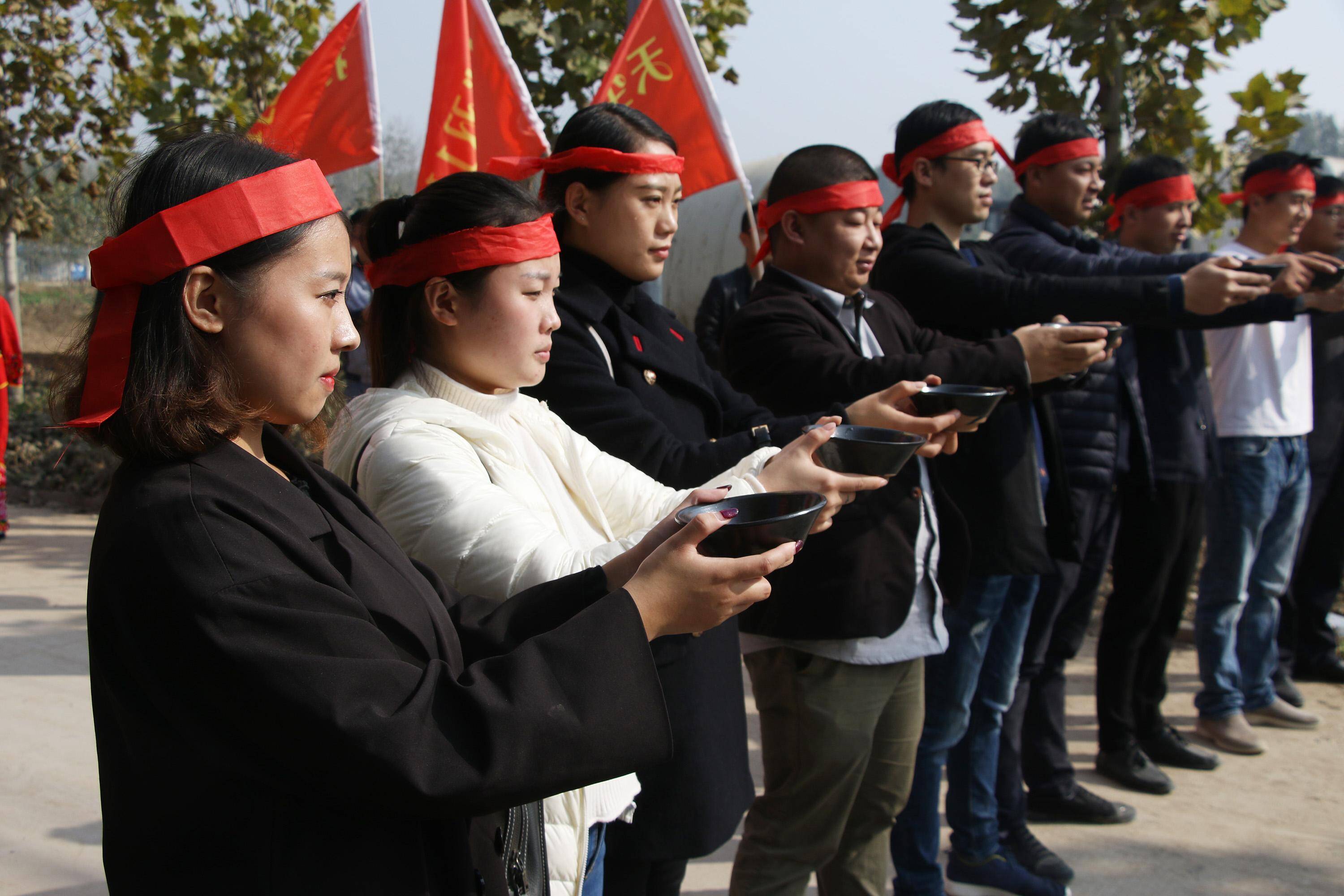 山东淘宝村备战双11满村横幅 店主喝摔碗酒誓师