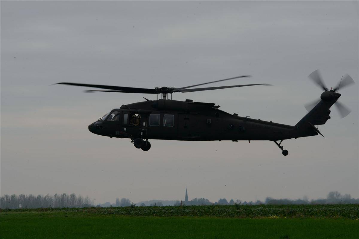 ah-64武装直升机整装待发