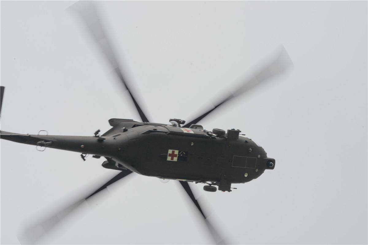 ah-64武装直升机整装待发