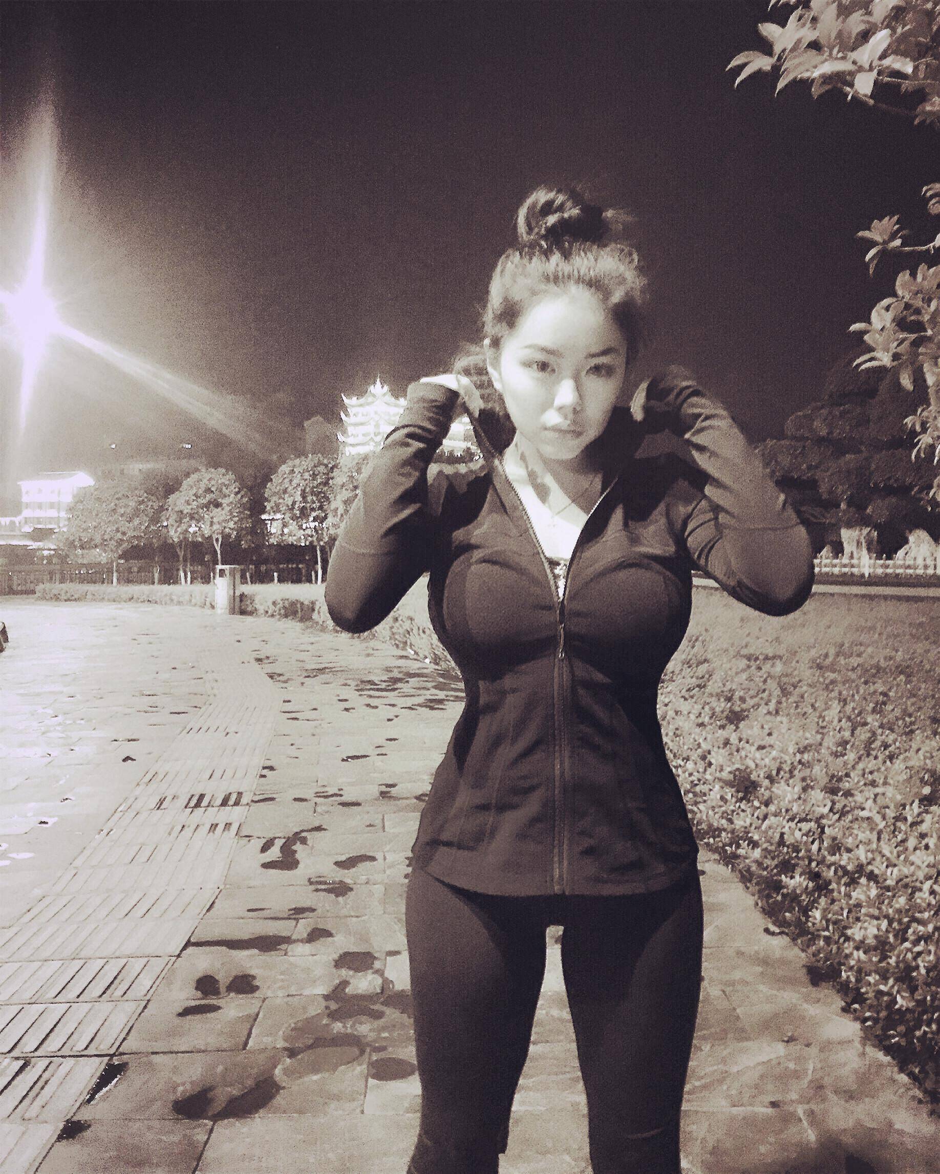 看到万妮达晒与男朋友的合影 网友大呼口味真重