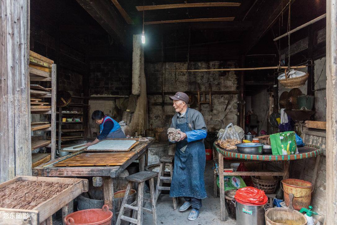 在明清鼎盛时期,这条狭长的街道两侧,店铺,手工作坊林立,行业牵涉布匹