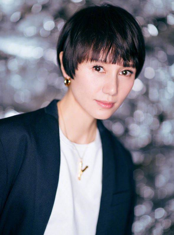 袁泉拍黑白西服写真 这应该就是岁月静好的模样吧