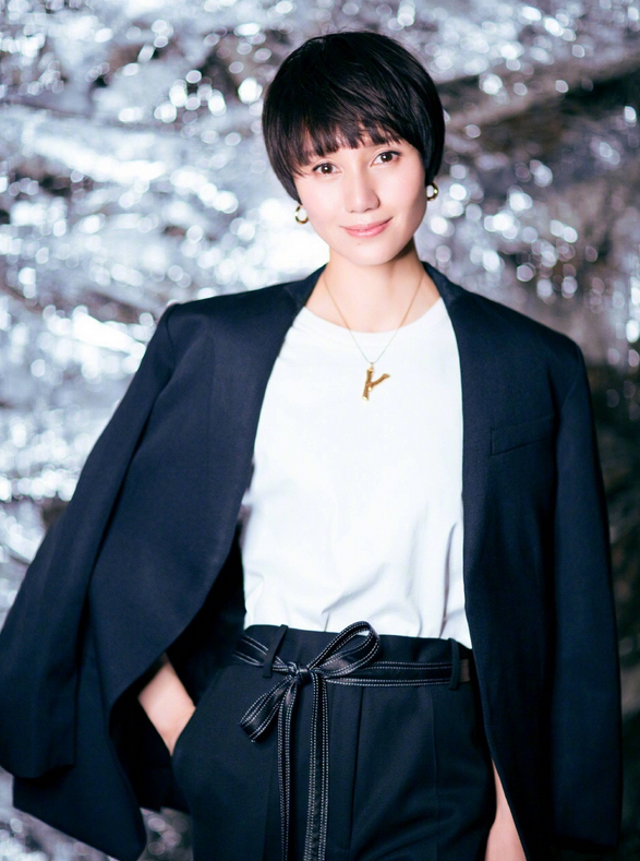 袁泉拍黑白西服写真 这应该就是岁月静好的模样吧