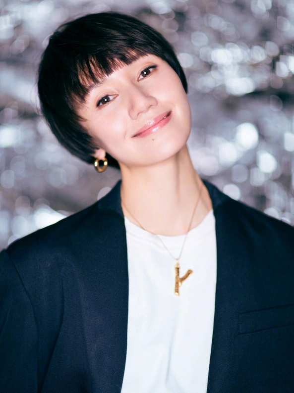 袁泉拍黑白西服写真 这应该就是岁月静好的模样吧