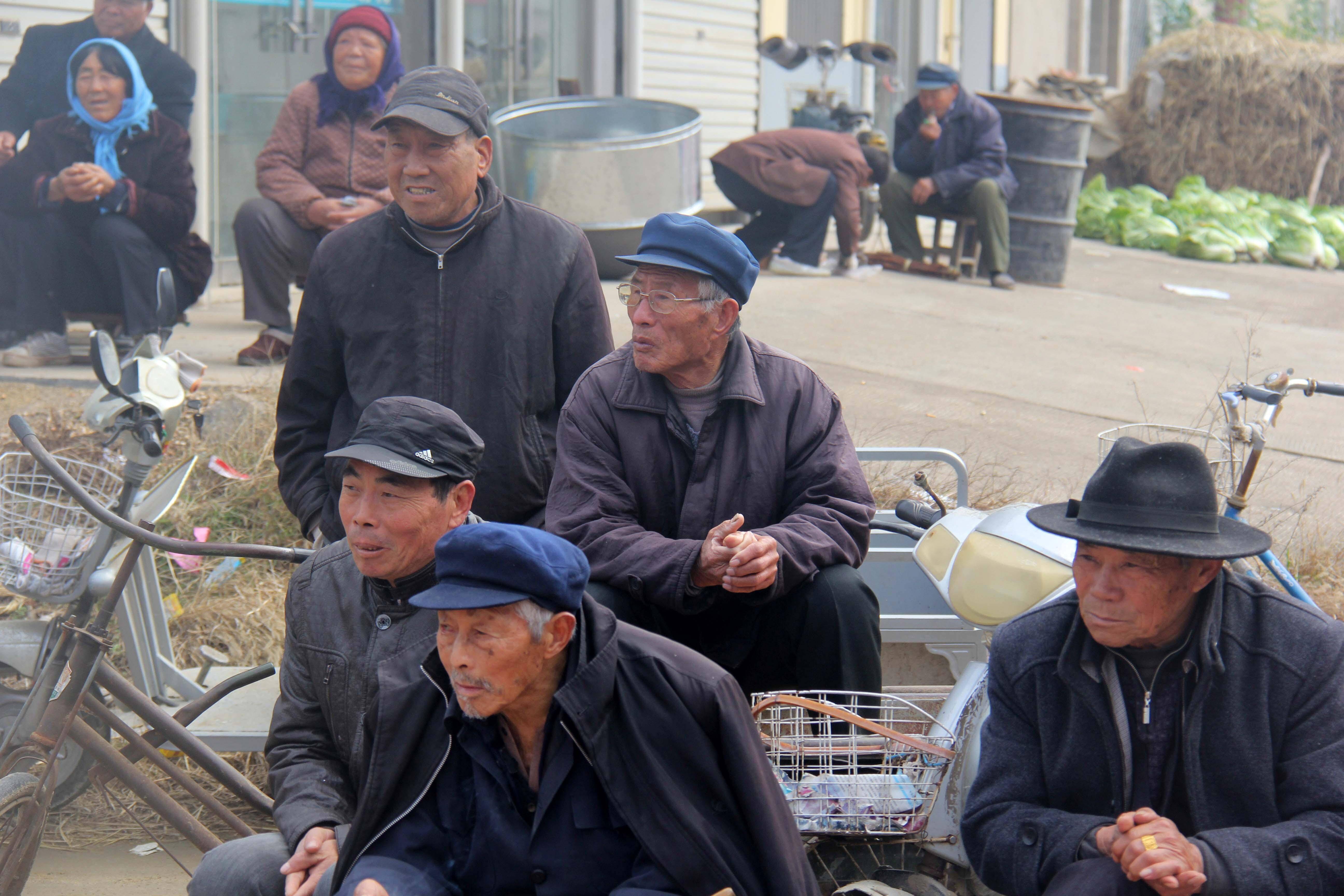 村民自发组建老年文化表演队大集上演出 最老演员年龄七十四岁