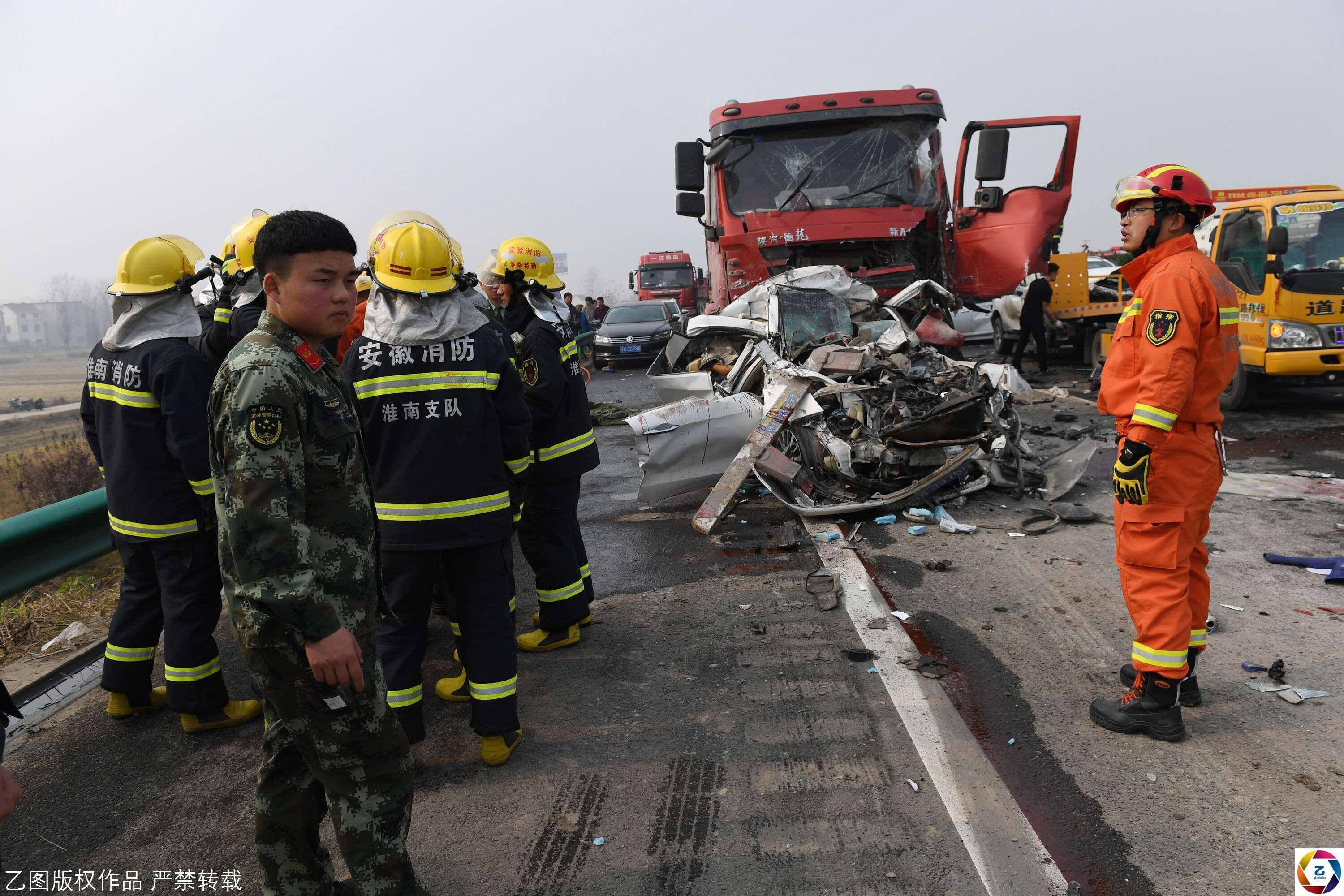 安徽境内高速30余辆车连环相撞,多车撞成结