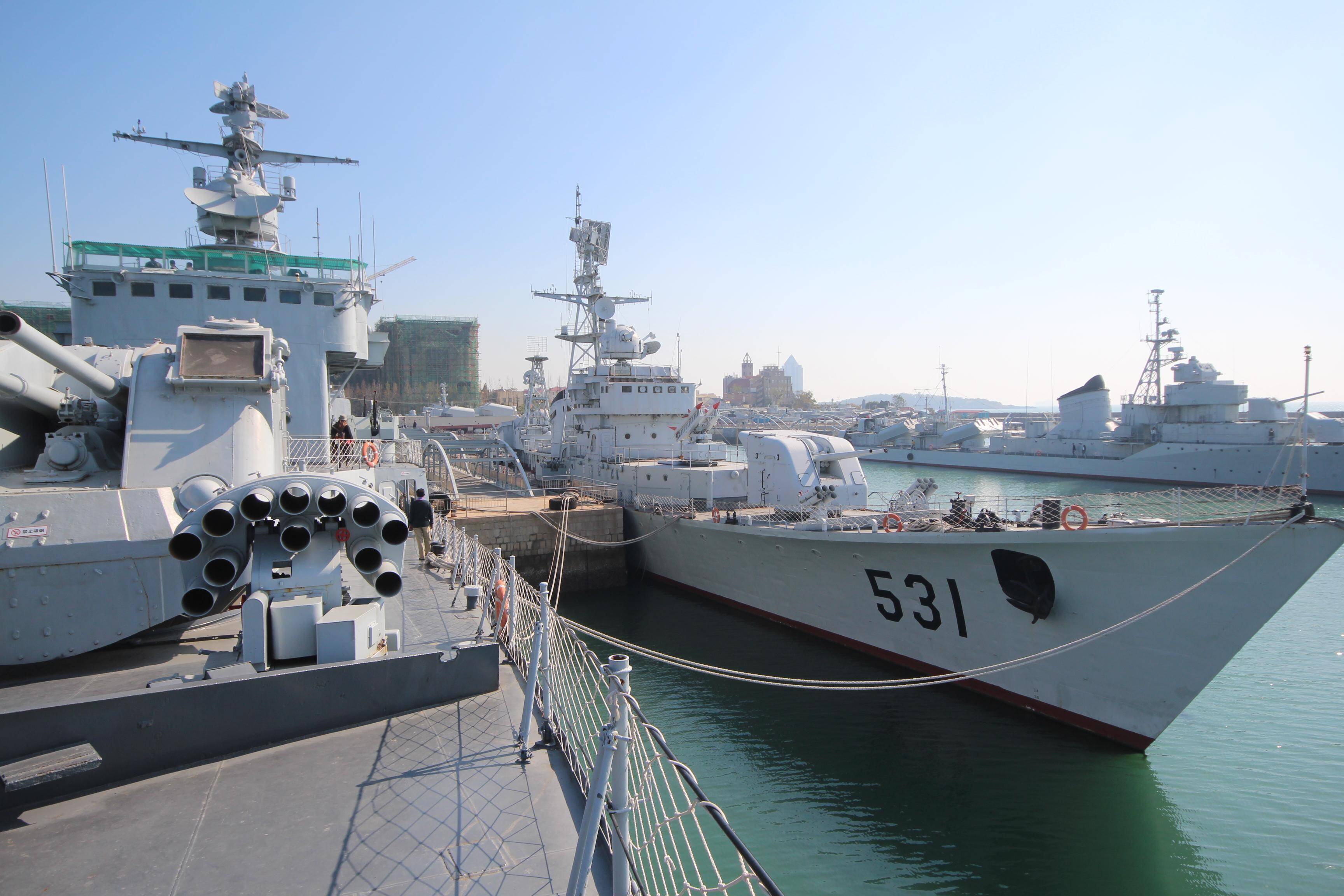 青岛海岸边上的大批飞机,军舰是怎么回事?