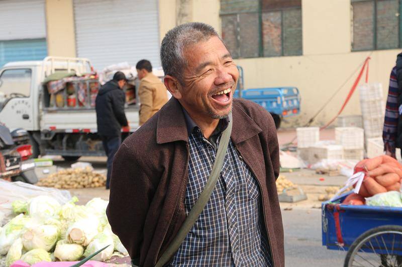 6旬卖菜大叔痴迷象棋40年 对方两人合力都很难赢他