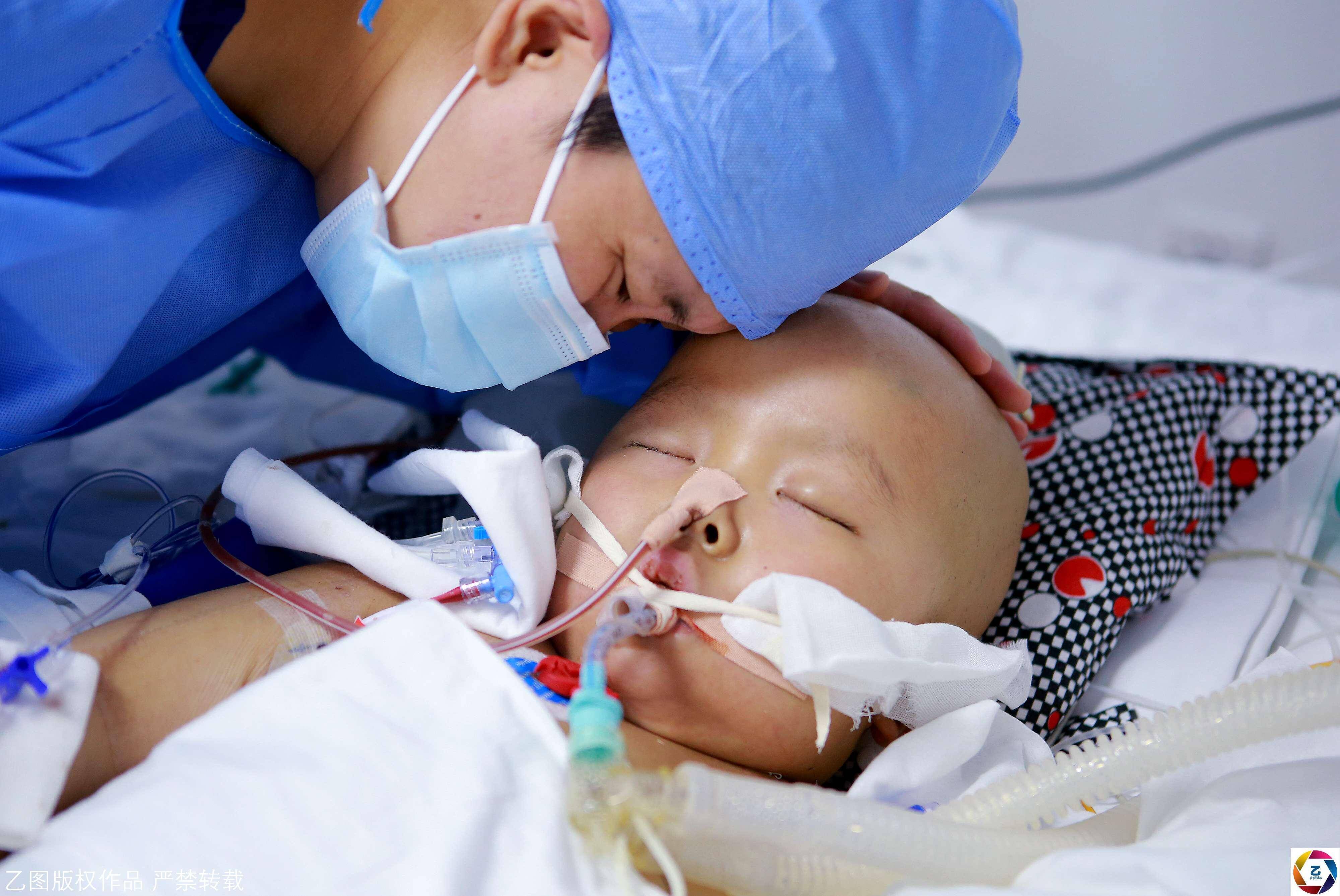 常吃"垃圾零食"6岁娃患重病,爸妈卖光家产挽留