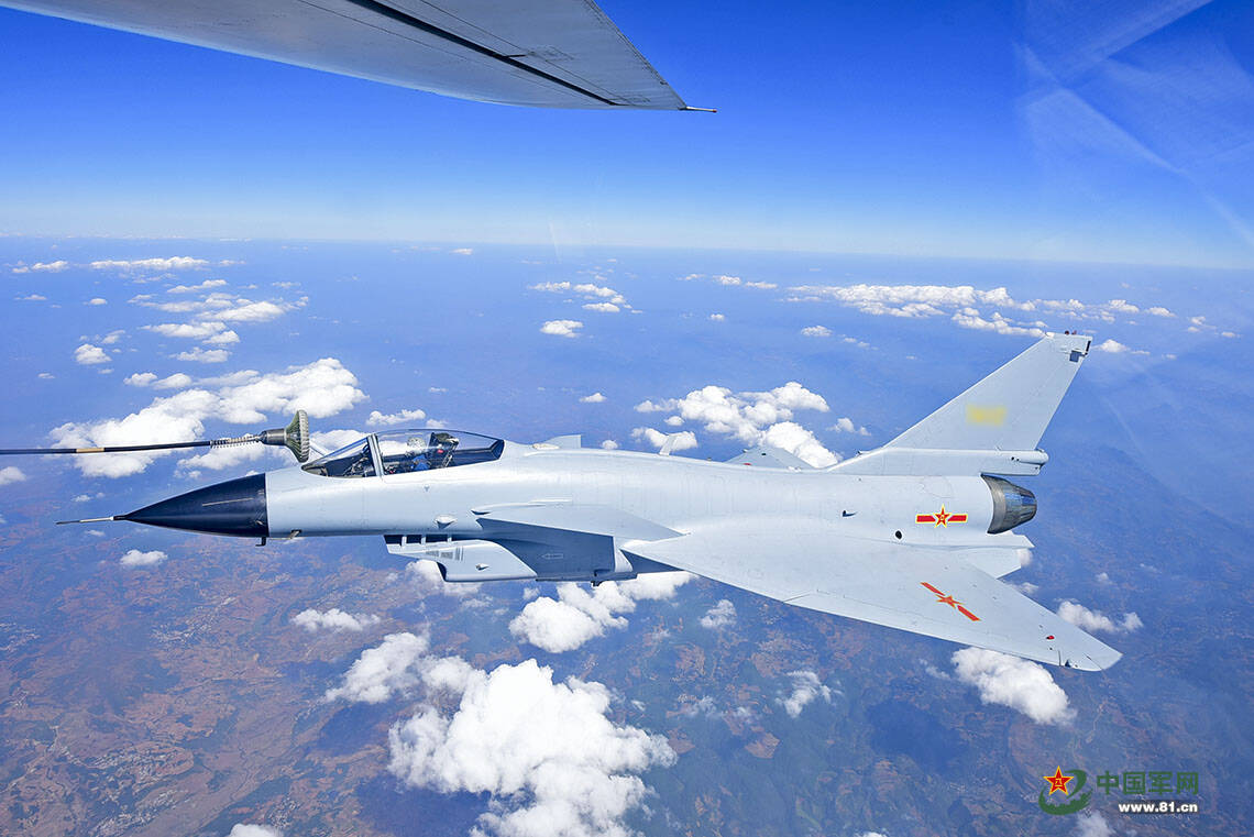 战机空中加油 蓝天白云间上演“长空之吻”_手机凤凰网