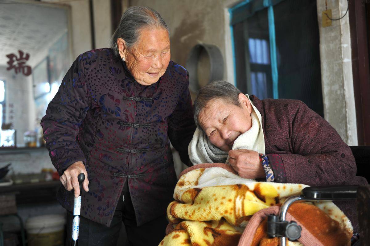 95歲老人照顧癱瘓兒媳28年,三次挽回兒媳生命