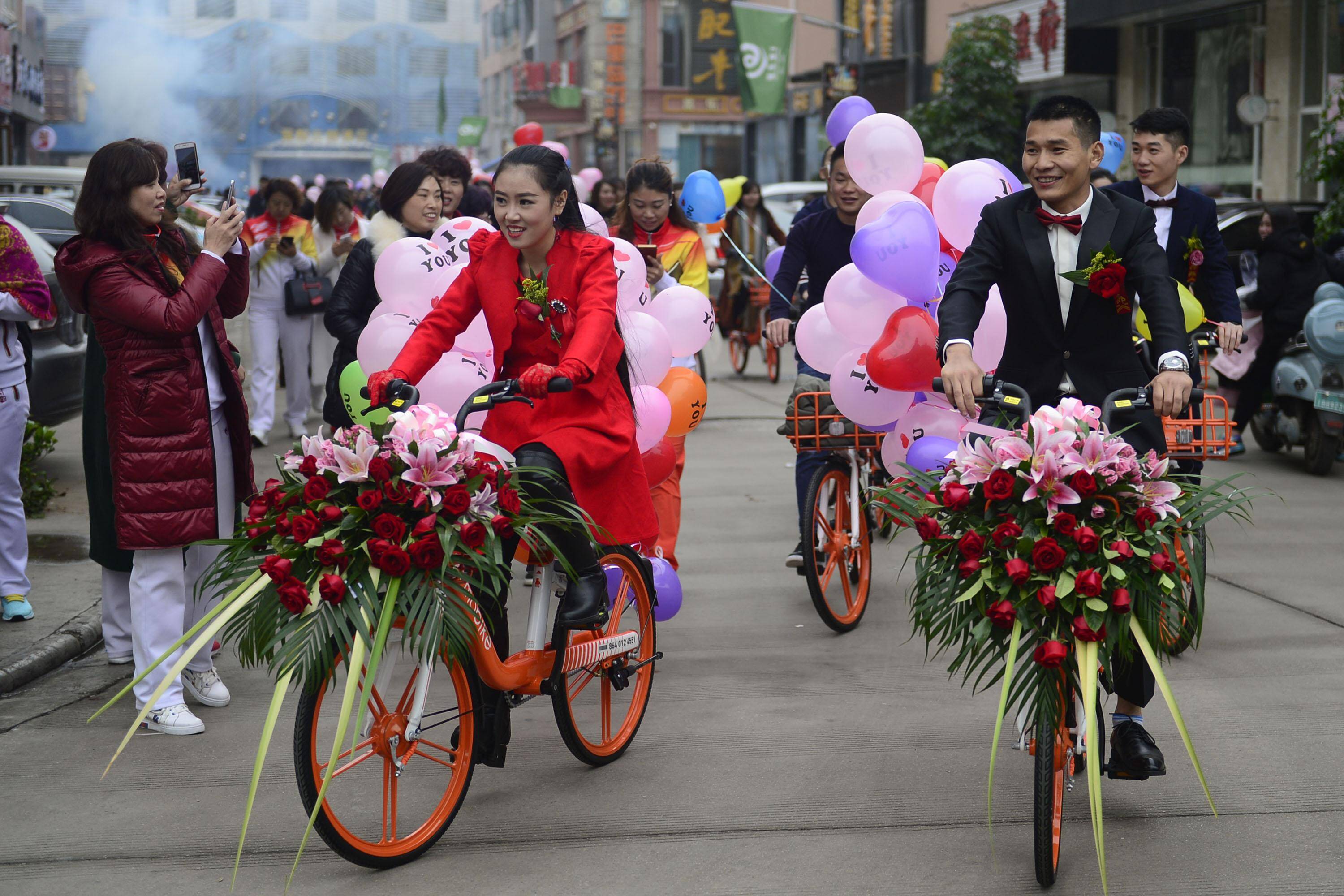 云南90后夫妻骑单车结婚 新娘花一个月学单车