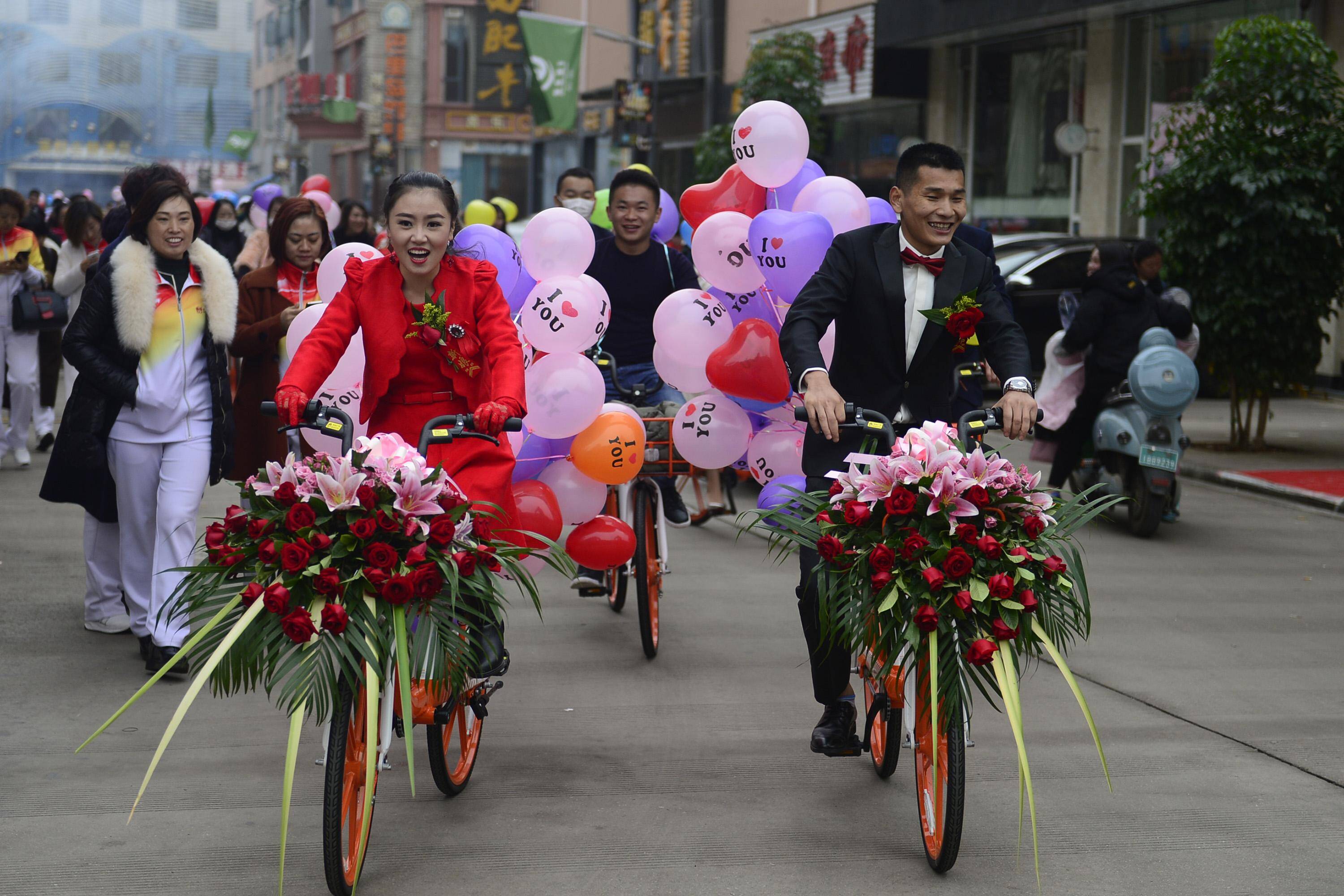 云南90后夫妻骑单车结婚 新娘花一个月学单车