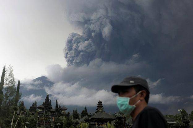 巴厘岛阿贡火山持续喷发 航班被取消游客该怎么办
