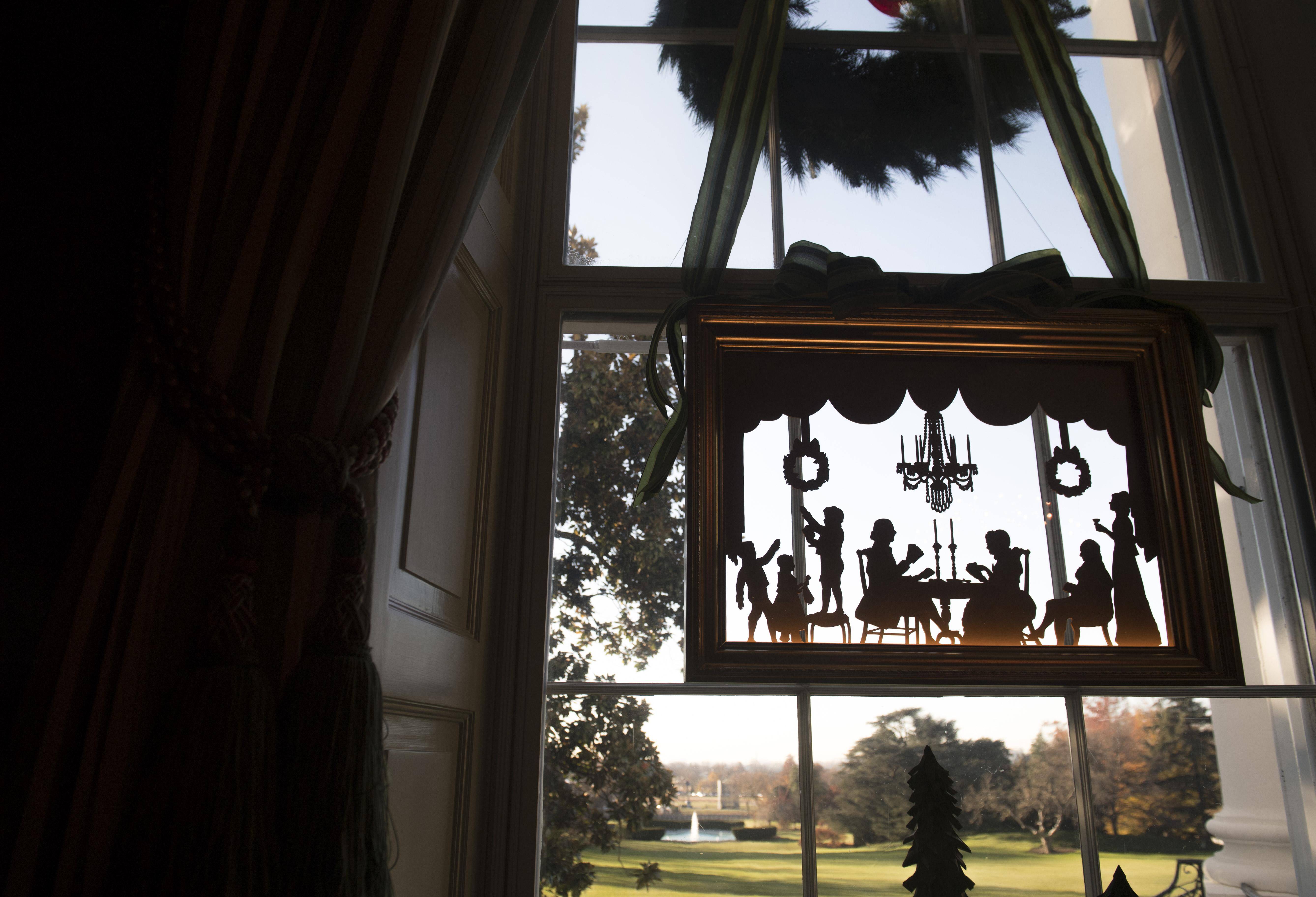 梅拉尼娅"天使"降临 圣诞节白宫宛如童话世界