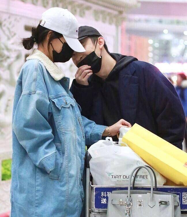 孙怡董子健秀恩爱 亲密私语咬耳朵甜蜜暴击