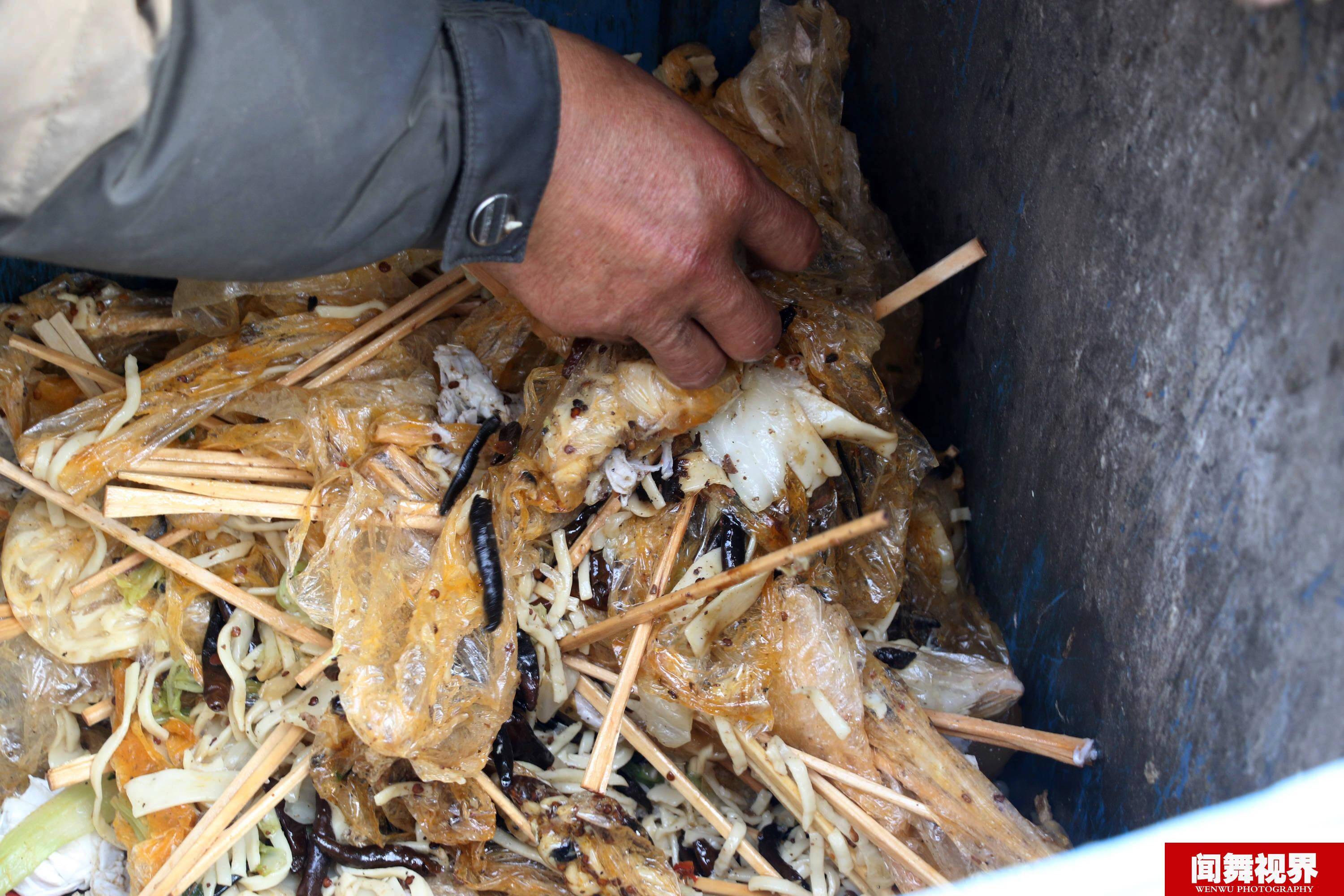 8旬老人捡垃圾当午饭好心人送鸡腿大饼却不吃