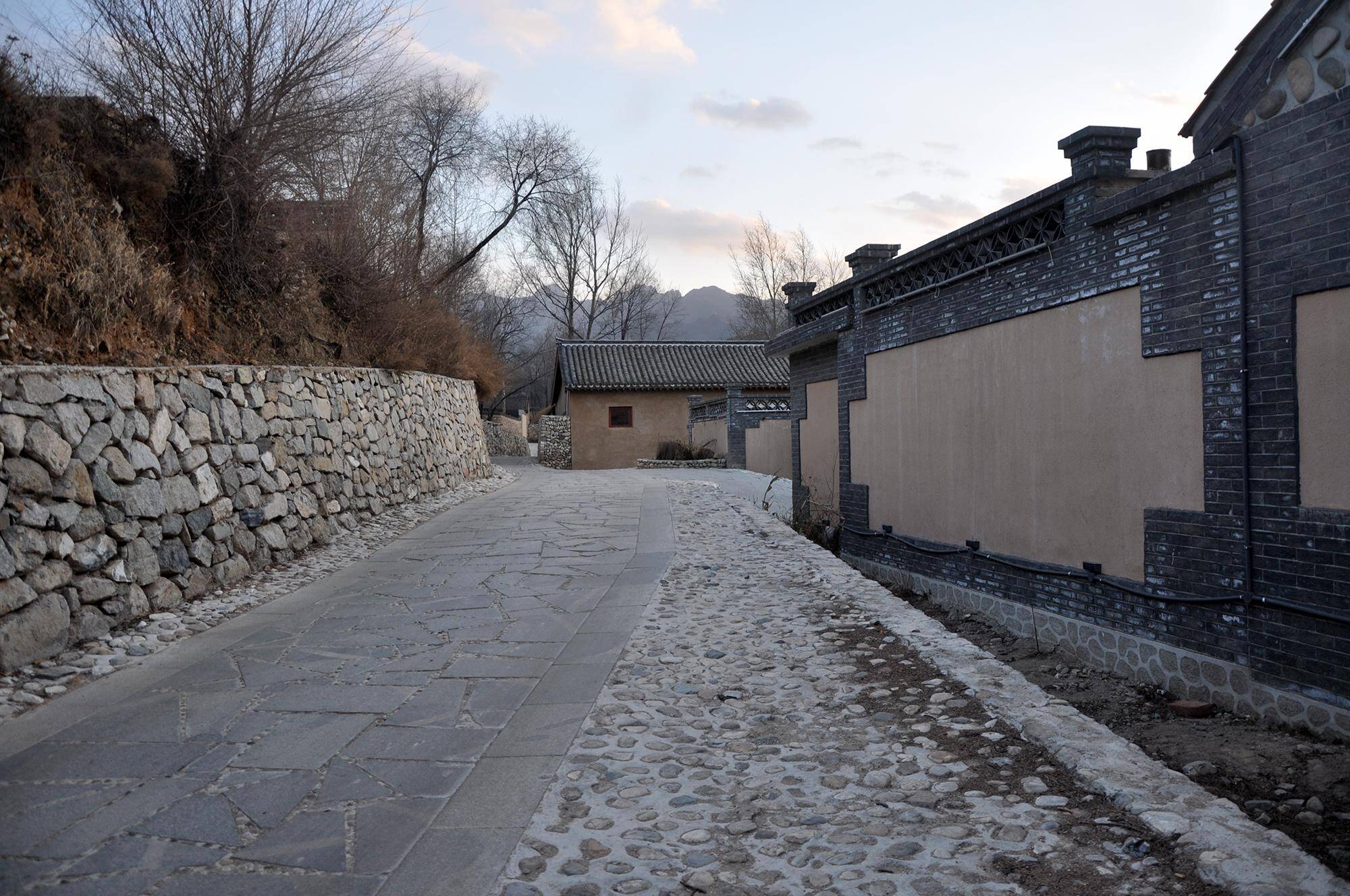 同一个村庄,两种不同的生活场景