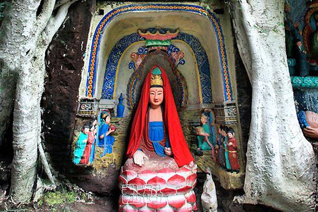 始建于隋开皇二年(公元582年)的报国寺位于四川省乐至县,周围青山环抱