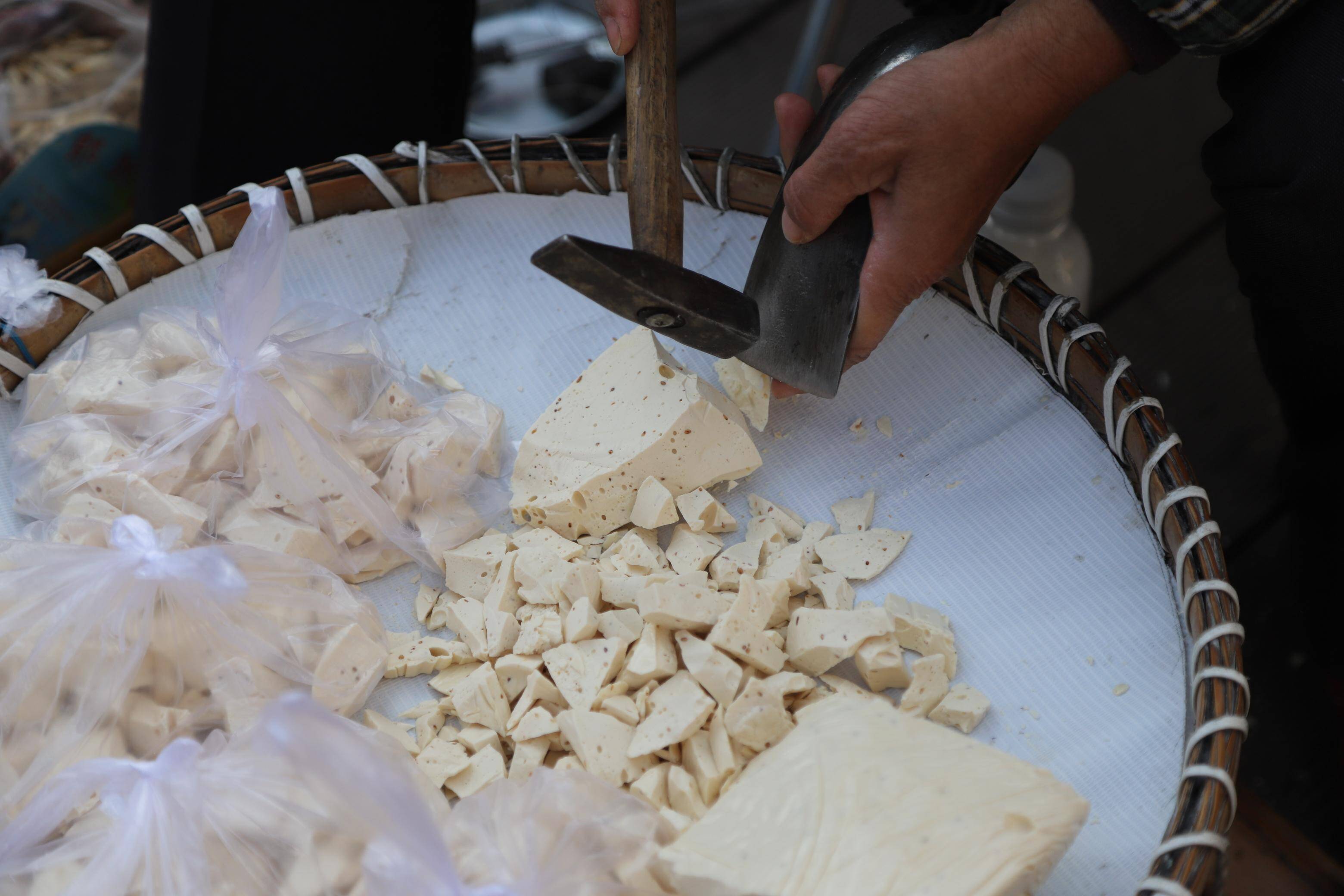 65岁的她白天挑扁担卖糖晚上做酒酿 不给儿子添负担