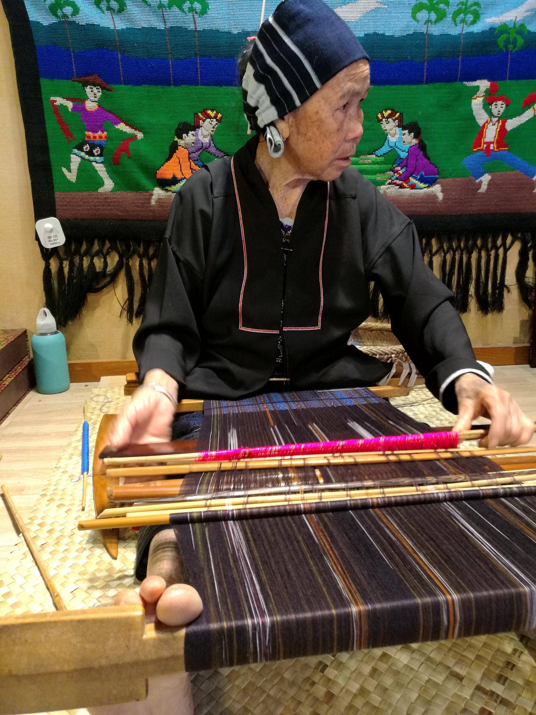 直拍黎族老阿妈织制作精巧,色彩鲜艳,富有夸张和浪漫色彩的黎锦_手机凤凰网