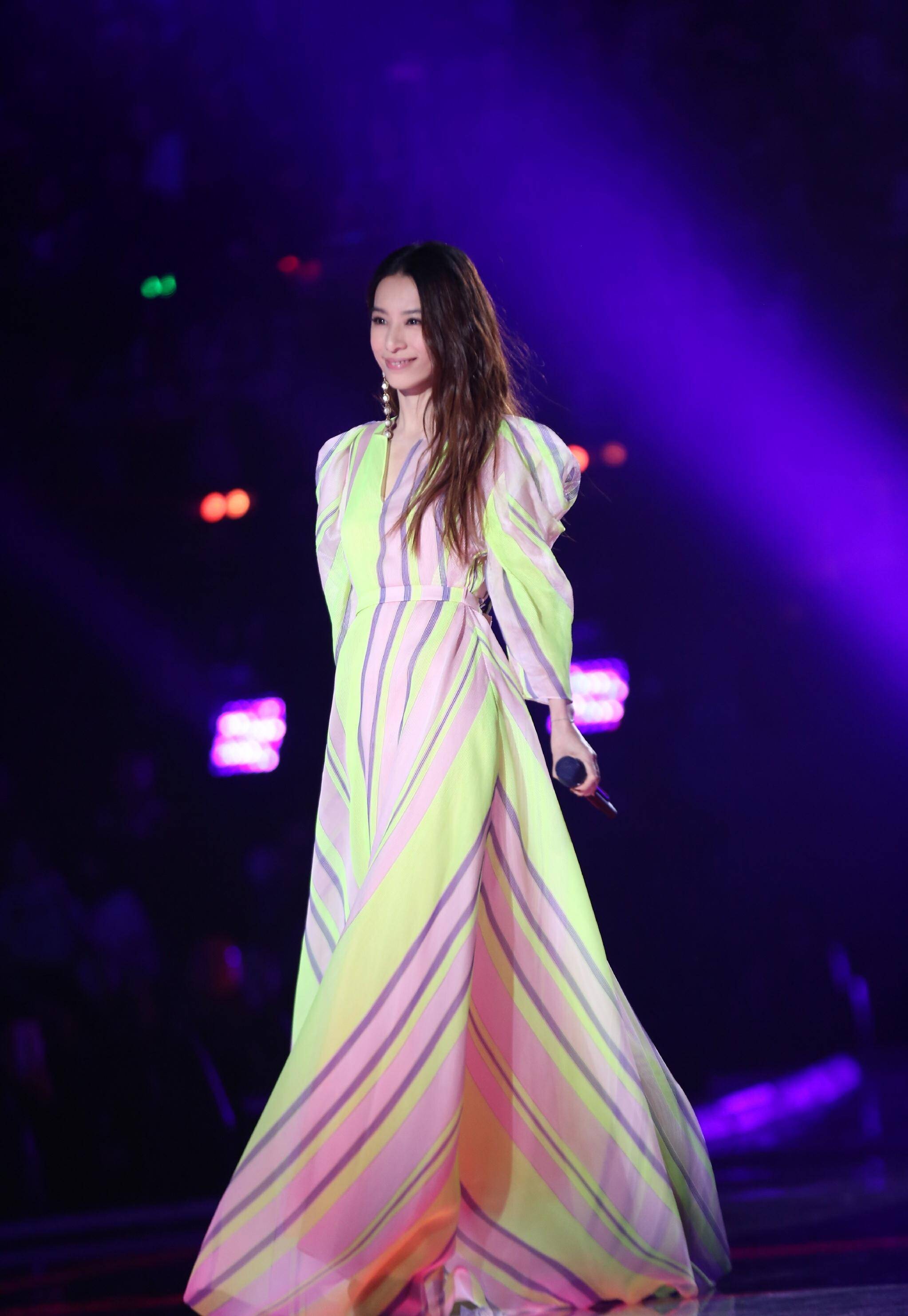 1/6 在昨晚的湖南卫视跨年演唱会上,habe田馥甄带来了一首经典歌曲