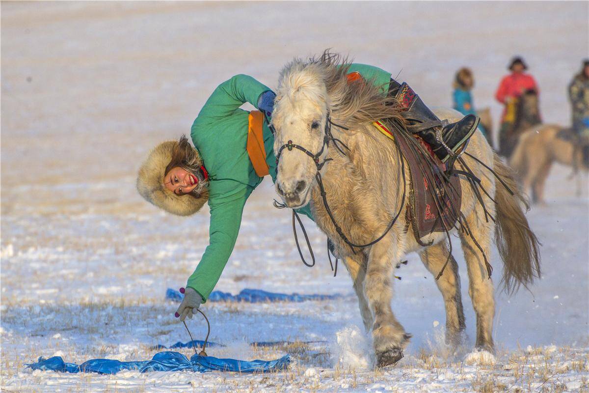 新时代雪域草原上的马背女骑兵