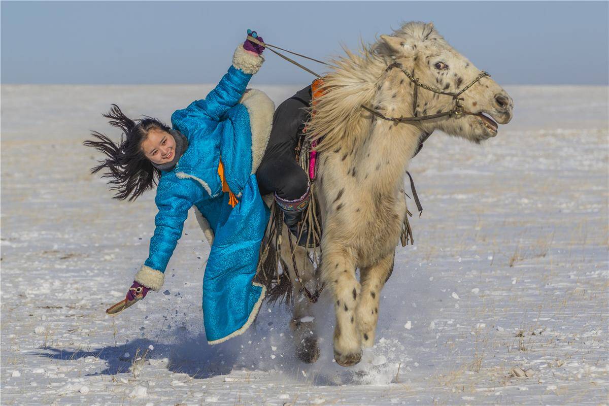 新时代雪域草原上的马背女骑兵