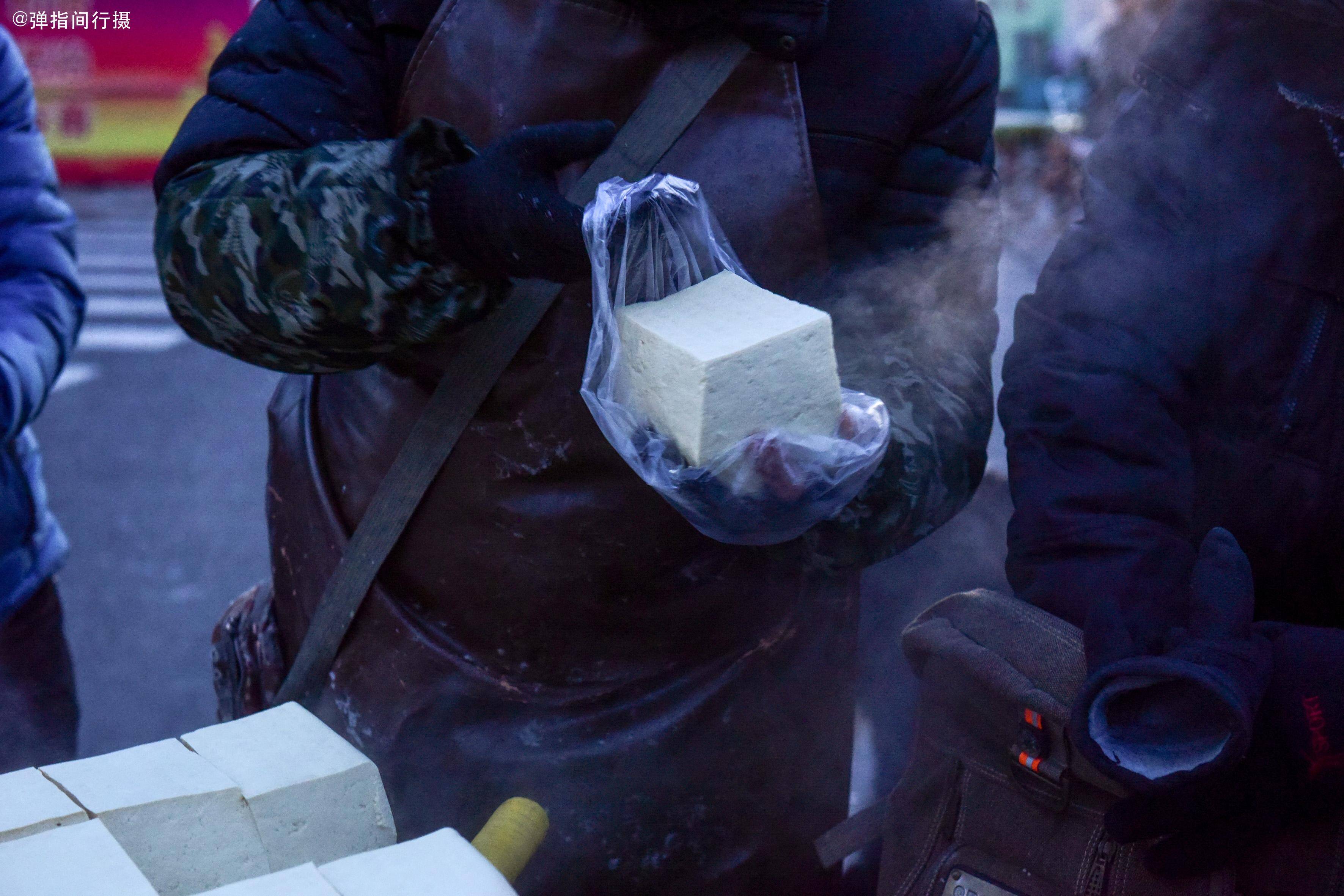 东北大哥-40℃早市卖豆腐每块3元 春夏秋冬不涨价