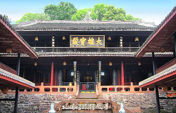 1/8 创建于东晋隆安年间(397年)的万年寺是四川峨嵋山历史最悠久的