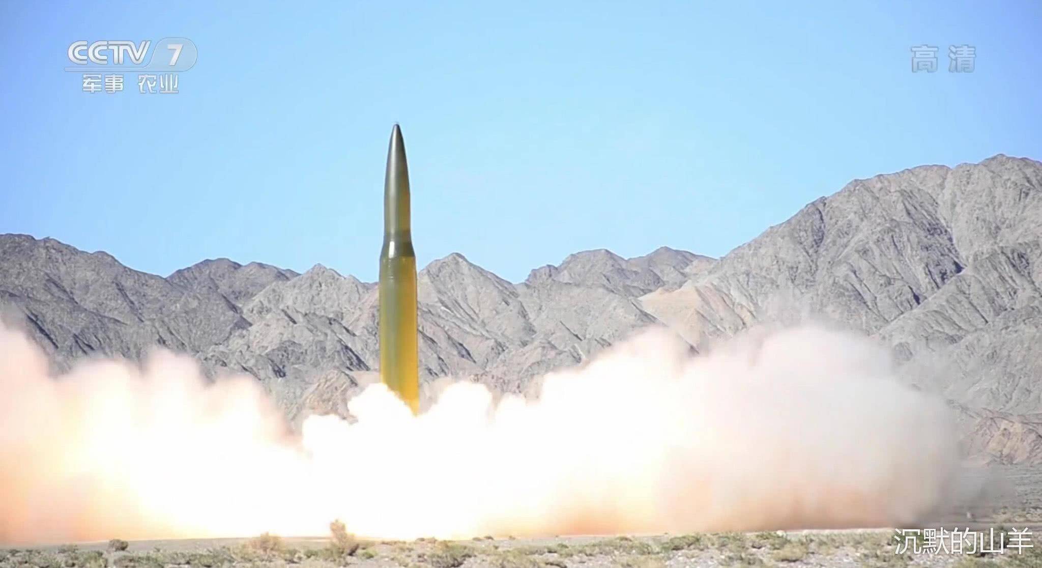 火箭军东风-16中程弹道导弹战训 一画面是相当的提气