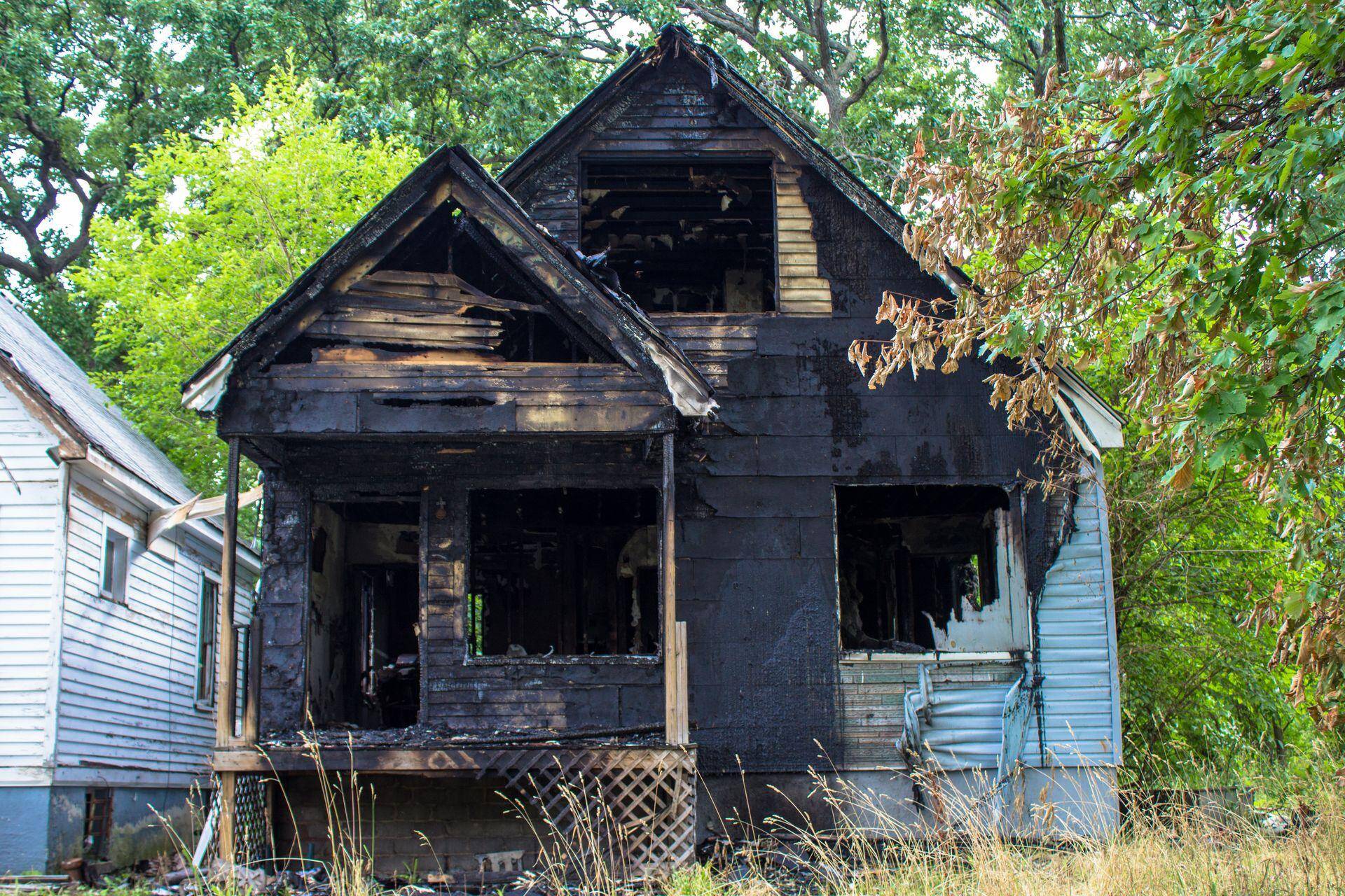 1/10 据9news报道,在美国底特律,数十栋破旧的老式别墅成了当地一道