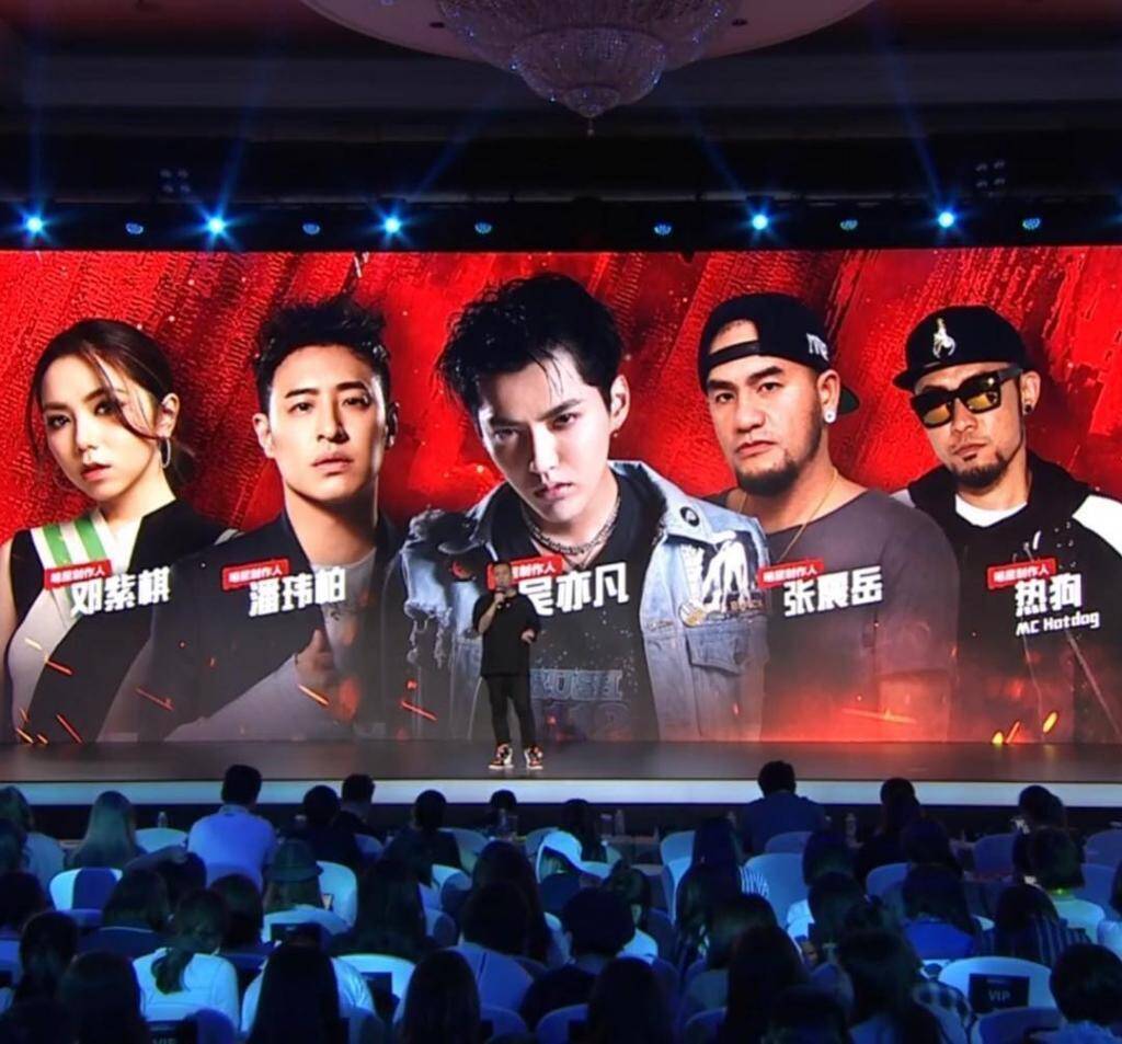 中国新说唱,吴亦凡与邓紫棋现场激烈互怼,邓紫棋气到摔水杯!