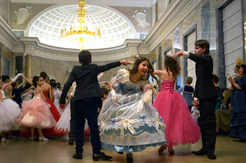 俄圣彼得堡圣诞舞会美女如云颜值高