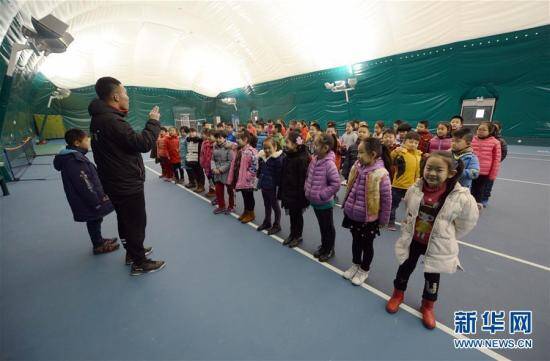 石家莊華興小學譽興校區啟用氣膜體育館,同學們可以在館內正常上體育