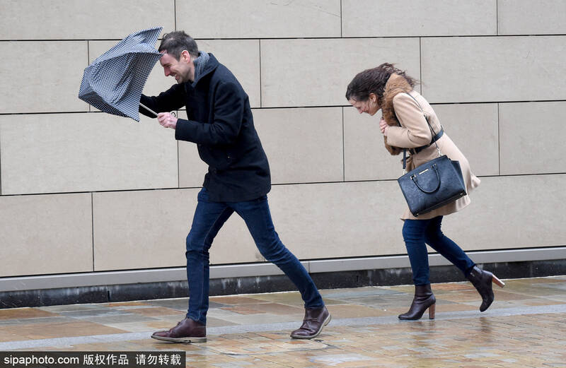 伦敦迎降雨大风天气 市民出行风中凌乱_手机凤凰网