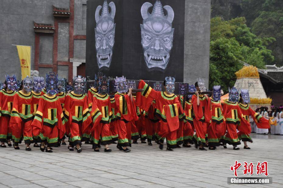 蚩尤九黎城祭祀大典在重庆彭水举行,来自世界各地的九黎后裔身着盛装